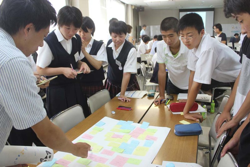 真剣な表情で提言をまとめる中高生たち=館山市コミュニティーセンターで7日
