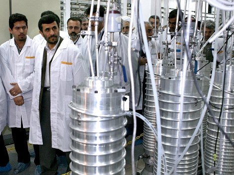 イランの核施設を訪問した当時のアフマディネジャド大統領（左から２人目）。周囲に見える円柱形のものがサイバー攻撃で破壊されたという遠心分離機＝中部ナタンツで２００８年４月９日、ロイター