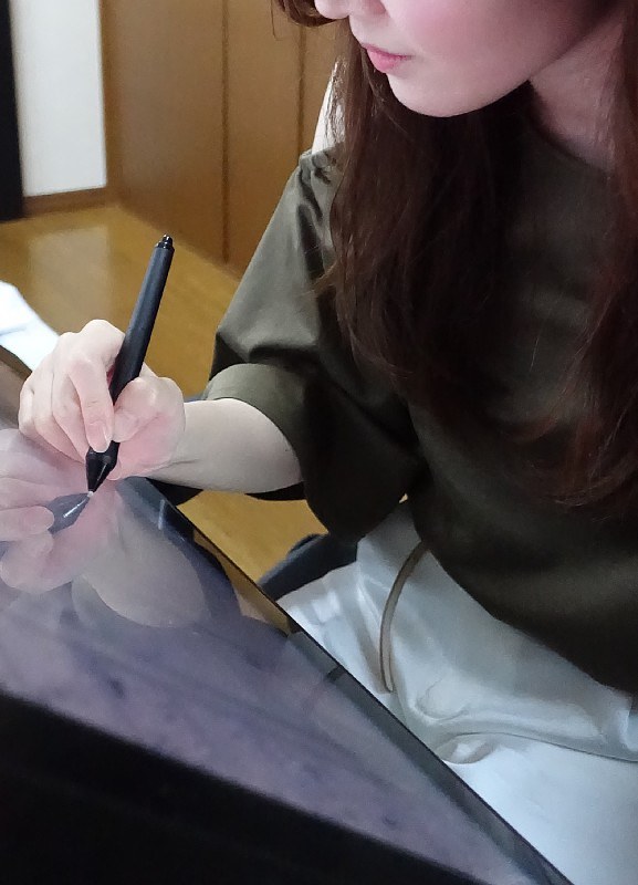 液晶タブレットに連載漫画のワンシーンを描くBL漫画家の海行リリさん=東京都内で