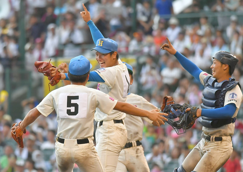 【花咲徳栄-広陵】初優勝し、グラウンドで喜び合う花咲徳栄の選手たち=阪神甲子園球場で2017年8月23日、徳野仁子撮影