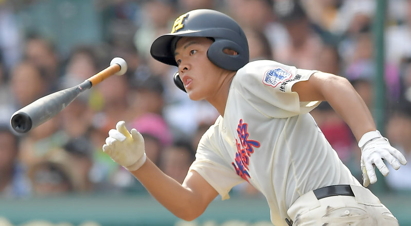 【花咲徳栄-広陵】六回表花咲徳栄1死二塁、野村が左翼線適時三塁打を放つ=阪神甲子園球場で2017年8月23日、徳野仁子撮影