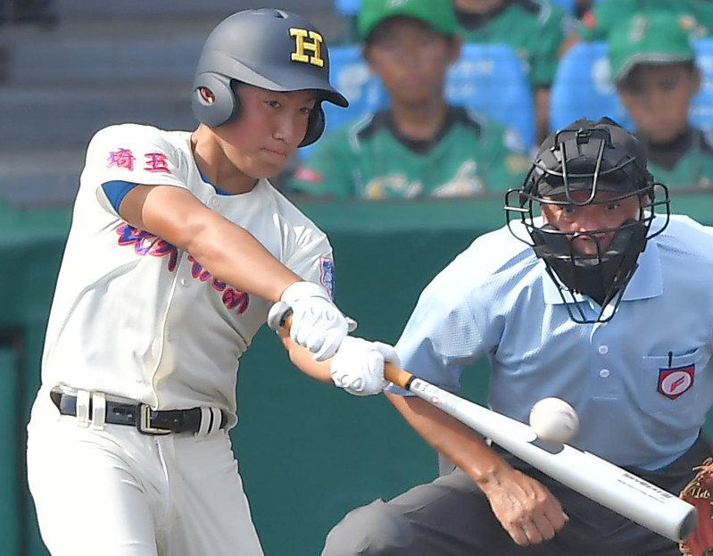 【花咲徳栄-広陵】五回表花咲徳栄1死二塁、高井が右中間適時二塁打を放つ=阪神甲子園球場で2017年8月23日、山崎一輝撮影