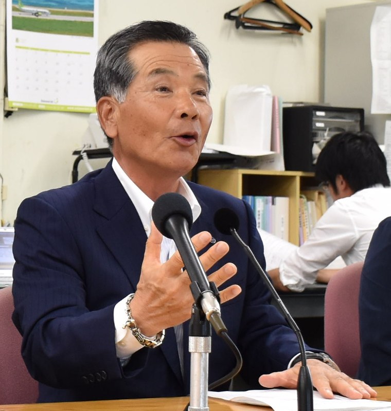 記者会見する梅田理事長