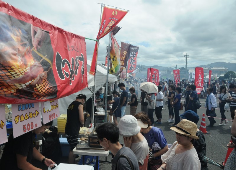 大勢の人でにぎわう昨年の西日本やきとり祭り
