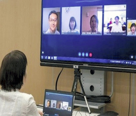 テレワークをする総務省職員と同省をインターネットでつないで開かれた会議の様子