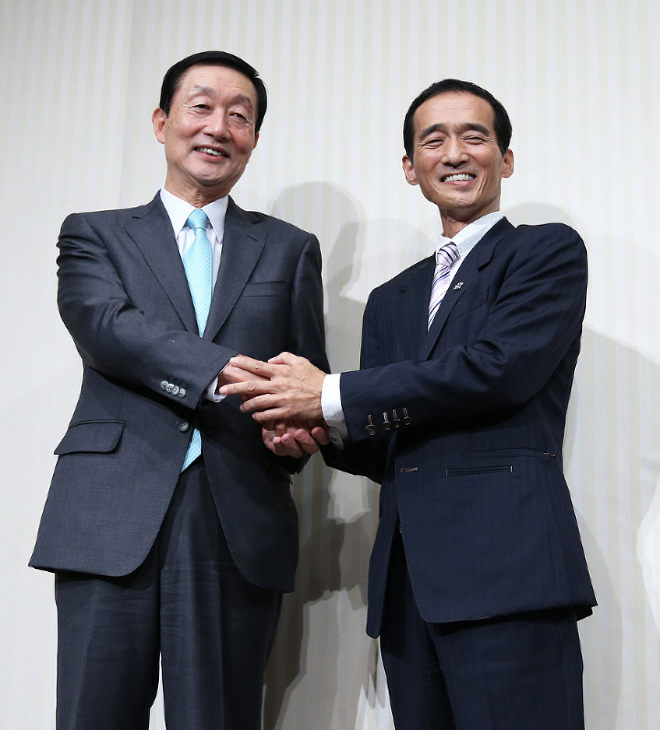 資本・業務提携の記者会見後、握手するユニー・ファミリーマートホールディングスの高柳浩二社長(左)とドンキホーテホールディングスの大原孝治社長=東京都内のホテルで2017年8月24日午後5時23分、小出洋平撮影