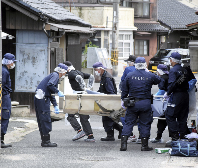 高齢者2人が亡くなっていた住宅に入る捜査員=山口県下関市彦島江の浦町街で2017年8月23日午後2時37分、佐藤緑平撮影