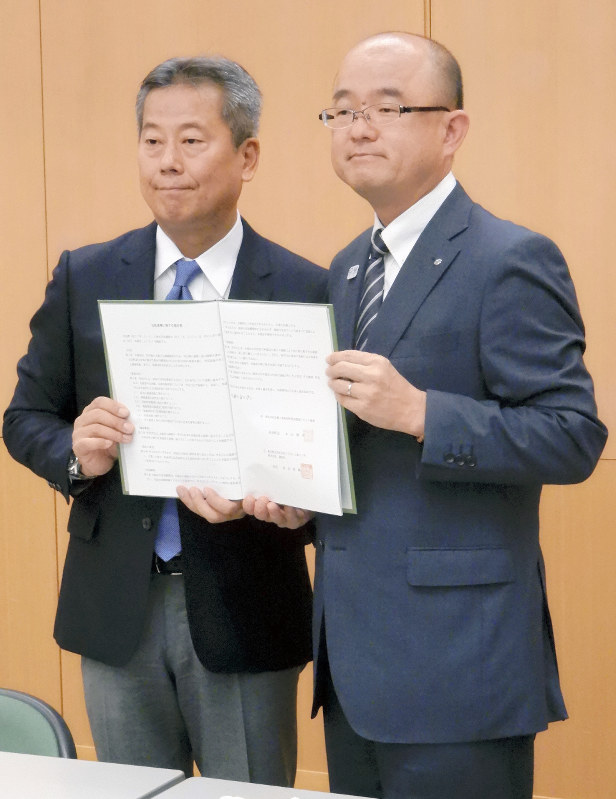 協定を締結した講談社の角田真敏販売局長と松田町の本山博幸町長(右)