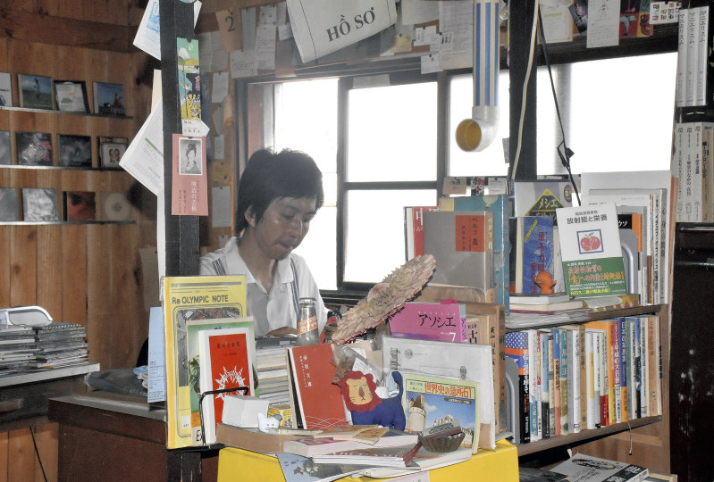 「本屋という場所から自分の世界を広げてほしい」と語る店主の藤井さん=高松市の「なタ書」で2017年7月3日、小川和久撮影