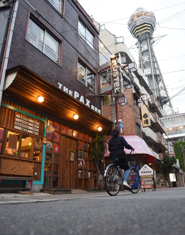 通天閣のそばに昨年オープンしたホステル「THE PAX」=大阪市浪速区で、川平愛撮影