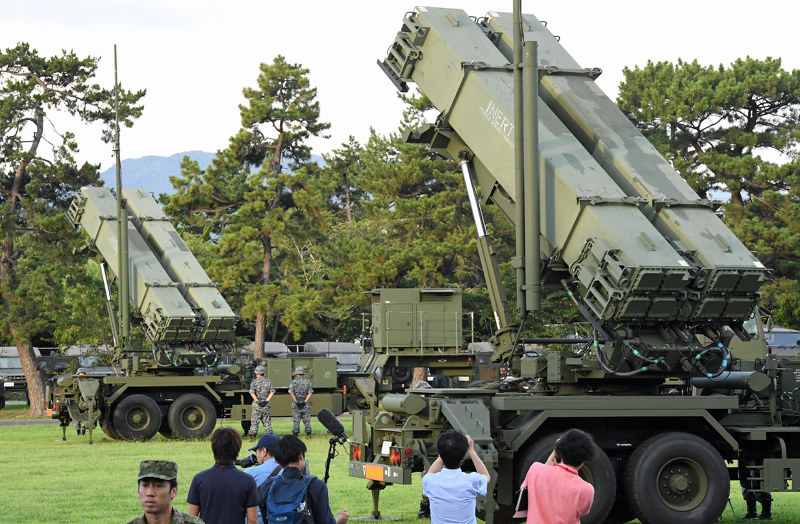 北九州市の陸自小倉駐屯地で2017年8月25日に行われた「パトリオット」(PAC3)の機動展開訓練=上入来尚撮影