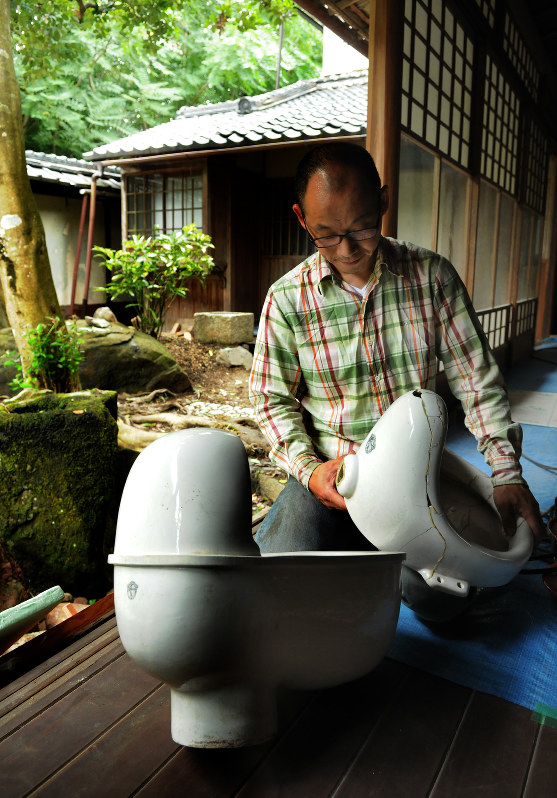 発見された大小の便器と、廣部住職=東近江市五個荘竜田町で金子裕次郎撮影