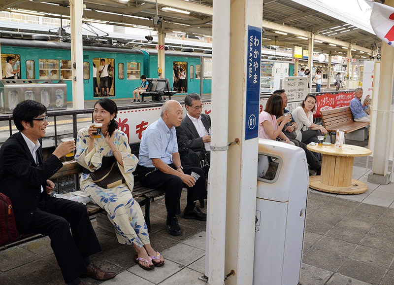 駅ホームで生ビールを楽しむ利用者ら=和歌山駅で、阿部弘賢撮影