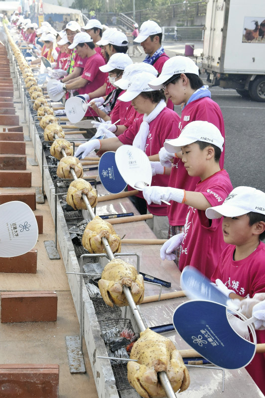 福島 川俣 一本棒でシャモ丸焼き 過去最多１０４羽 毎日新聞