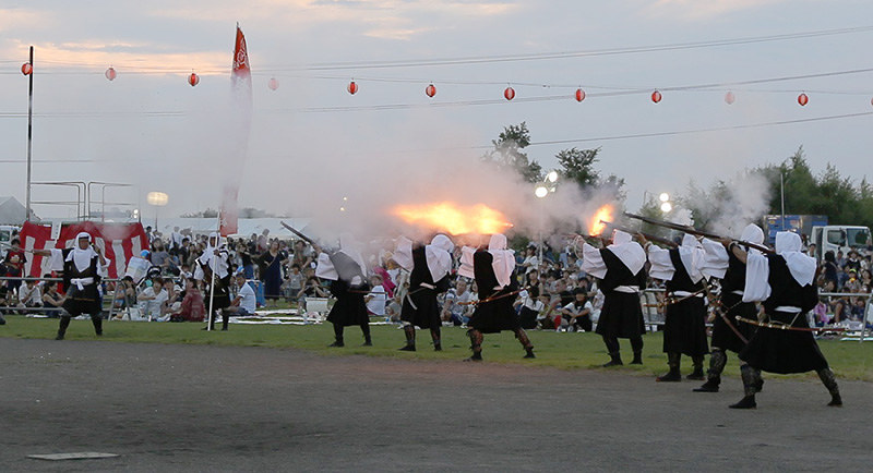 いわで夏まつり 祝砲 踊り 花火 彩り 岩出 和歌山 毎日新聞