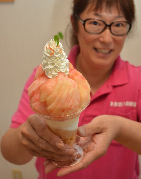 東北でよかった あじわう ７ まるせい桃パフェ 福島市 もぎたて果物の恵み ｓｎｓで話題の農家カフェ 毎日新聞