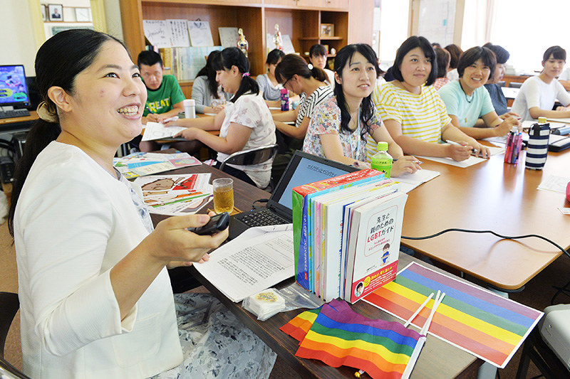 教職員の研修でLGBTへの理解を訴える井上鈴佳さん(左端)=奈良県橿原市で2017年8月24日、望月亮一撮影