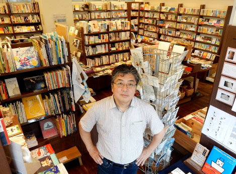 選び抜かれた本が詰まった空間は書斎のようだ。店主の大井実さん＝鶴谷真撮影
