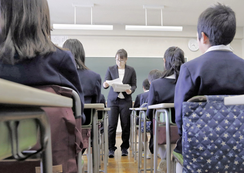 全国学力テストに臨む小学6年生=東京都内の小学校で2017年4月18日、小出洋平撮影
