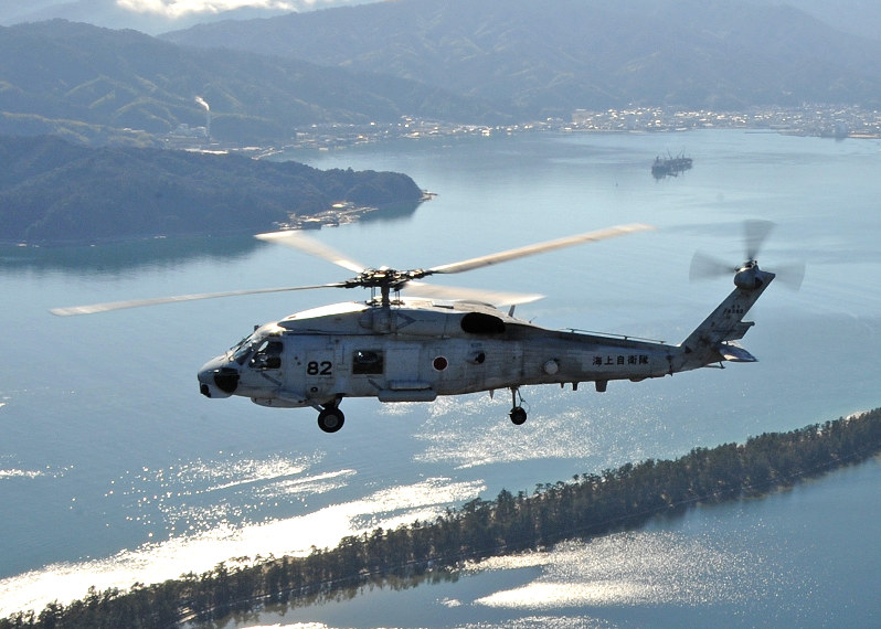 青森県沖で墜落したとみられる哨戒ヘリコプターSH60J=2014年1月撮影(海上自衛隊提供)