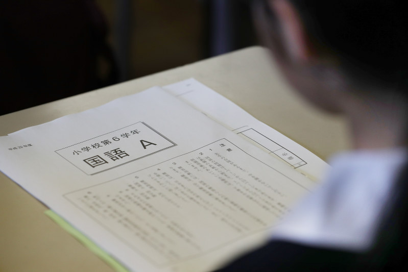 全国学力テストに臨む小学6年生=東京都内の小学校で2017年4月18日、小出洋平撮影