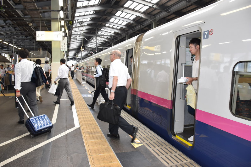 25分ほど遅れて到着した新幹線から足早に降りる人たち=JR新潟駅で