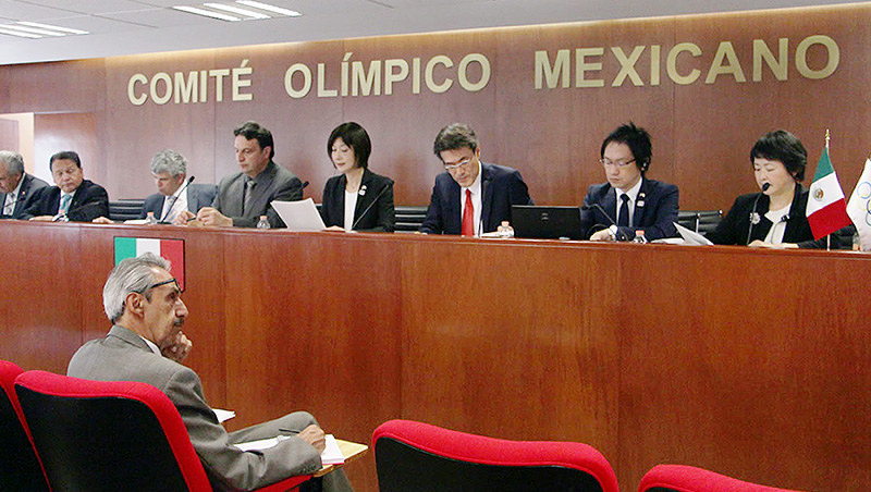 メキシコ五輪委員会と広島県が事前合宿先を発表したメキシコでの記者会見の様子=広島県提供