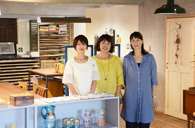 オーナーの酒井育子さん(中央)は「物作りをする人たちが集まって来る場所にしたい」と話す=奈良市の雨の日製作所で、中津成美撮影