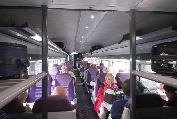 ダブリンとベルファストを約2時間で結ぶ「国際特急」の車内(撮影はダブリンへの帰路の昼間)