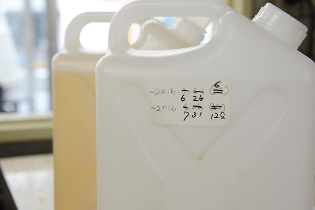 大桃さんが使う2種類のにがり。採取地や製塩の仕方で味が変わる