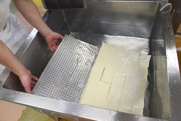 できあがった豆腐を水にさらす
