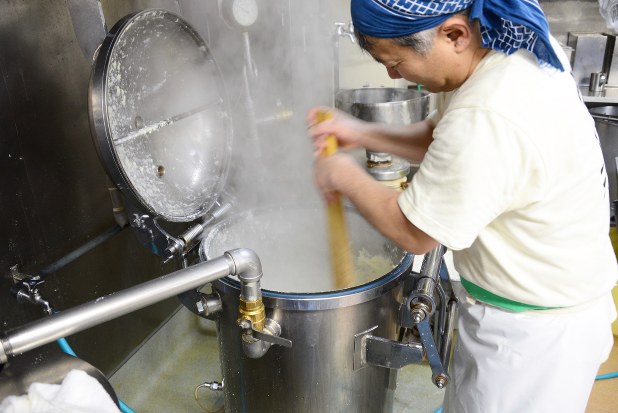 煮た大豆を何度もかき混ぜる