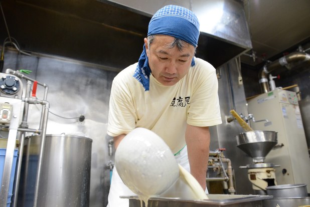 豆乳を泡が立たないように型に流し込む