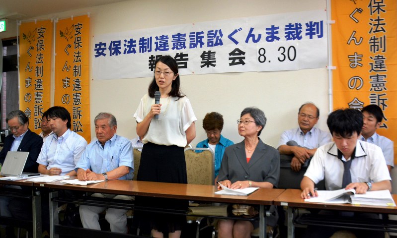 閉廷後に開かれた集会で、安保関連法の違憲性や不安などを訴える原告ら=前橋市内で