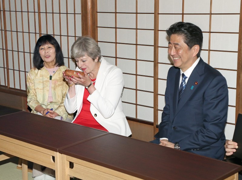 お茶会に出席した英国のメイ首相(中央)と安倍首相=京都市上京区の表千家「不審菴」で2017年8月30日午後6時8分(代表撮影)