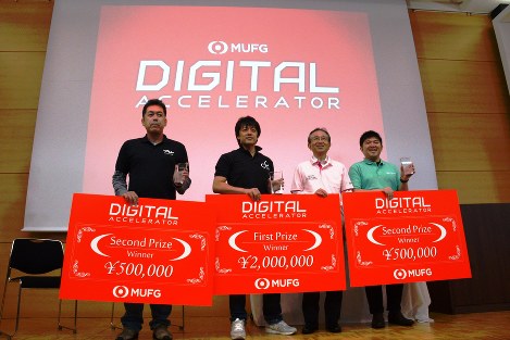 三菱ＵＦＪフィナンシャル・グループ主催のフィンテック企業支援プログラムの成果発表会。ベンチャー３社が壇上で表彰された＝東京都千代田区で７月２８日、宮川裕章撮影