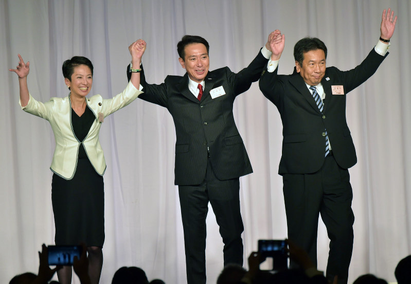 新代表に決まり、蓮舫氏(左)、枝野幸男前幹事長(右)と手を取り合って拍手に応える前原誠司元外相=東京都港区で1日、藤井達也撮影