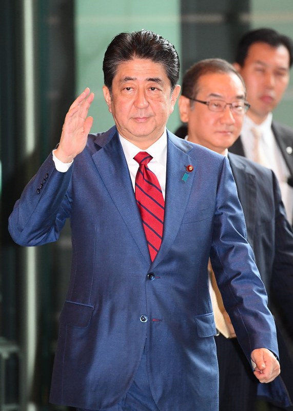 首相官邸に入る安倍晋三首相=31日、川田雅浩撮影