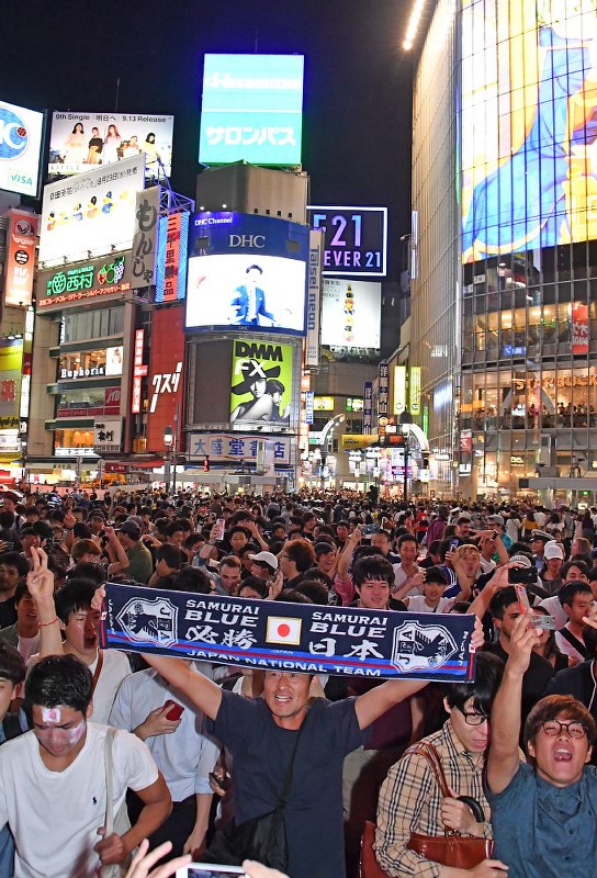 ｗ杯出場 交差点でハイタッチ ｄｊポリスも ｊｒ渋谷駅 毎日新聞