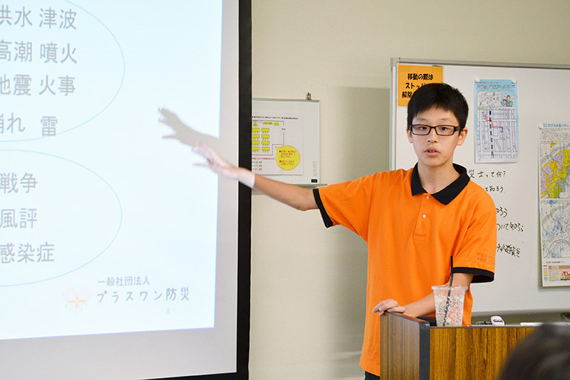 夏休み中の親子らを対象にした防災ワークショップで、災害の基礎知識について説明する坂本紫音さん=大阪市北区梅田1の市立総合生涯学習センターで、伊藤遥撮影