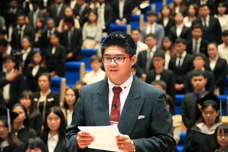 城西国際大の秋季卒業式で答辞を読み上げるレナト・ファさん