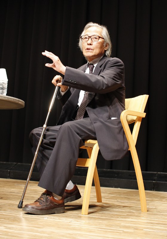 ドキュメンタリー映画上映後のトークショーで自らの人生を振り返る林さん=直方市で2016年5月21日