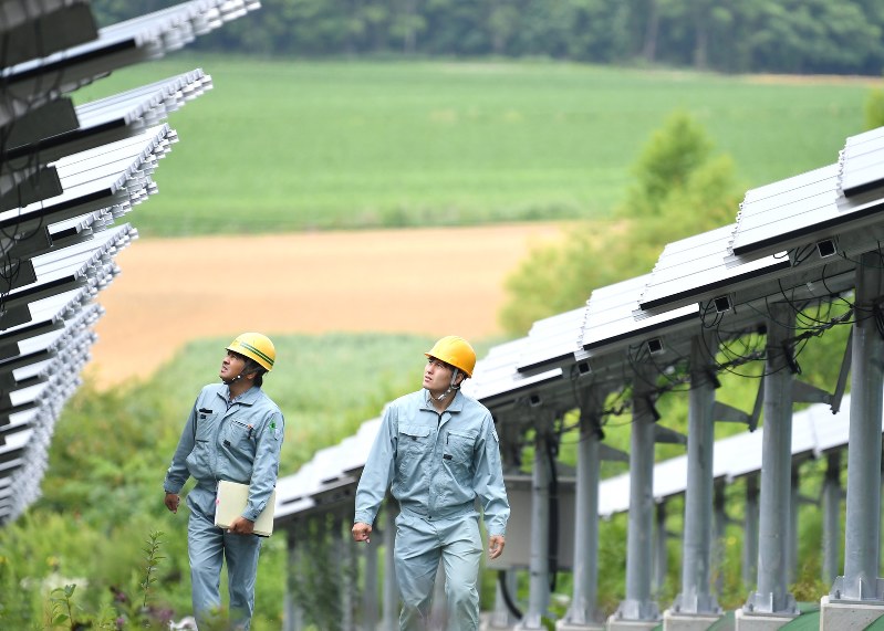 太陽光発電所の点検を行う村上右磨選手(右)と父親の忠則さん。冬の作業では、かんじきをはき、山の斜面を歩くこともある。ナショナルチーム入り後は、一緒に仕事することは激減した=北海道音更(おとふけ)町で2017年7月20日、宮間俊樹撮影