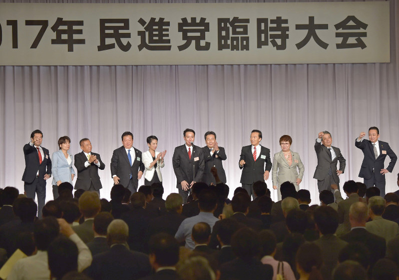 民進党の新代表に選ばれ、気勢を上げた後に拍手を受ける前原誠司氏(中央)=東京都内のホテルで2017年9月1日午後2時39分、藤井達也撮影