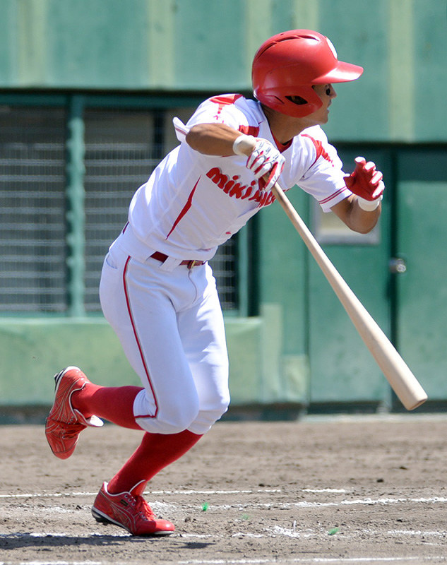 【三菱重工神戸・高砂-ミキハウスベースボールクラブ】七回裏ミキハウス2死二塁、立花が中前適時打を放つ=京都市右京区のわかさスタジアム京都で、礒野健一撮影