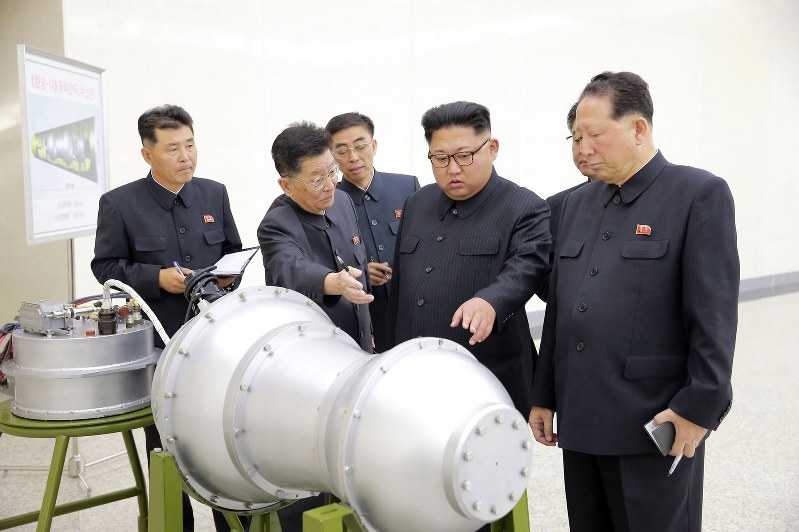 核の兵器化事業を指導する金正恩朝鮮労働党委員長。日時は不明。朝鮮中央通信が3日報じた=朝鮮中央通信・朝鮮通信