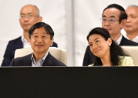 【第３２回国民文化祭・なら２０１７、第１７回全国障害者芸術・文化祭】開会式のパフォーマンスをご覧になる皇太子ご夫妻＝奈良市の東大寺大仏殿で２０１７年９月２日午後７時５７分、小関勉撮影