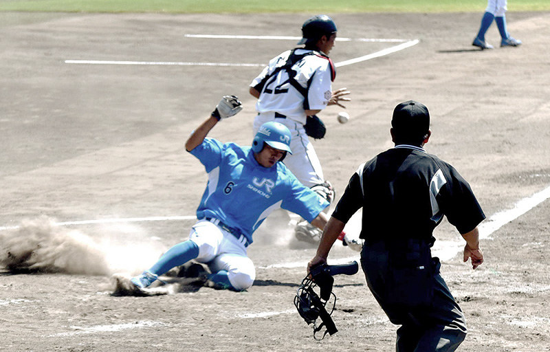 【JR四国-四国銀行】五回表JR四国1死二塁、山下の中前適時打で篠原が生還し、3点目=高知市春野町芳原の高知県立春野球場で、松原由佳撮影