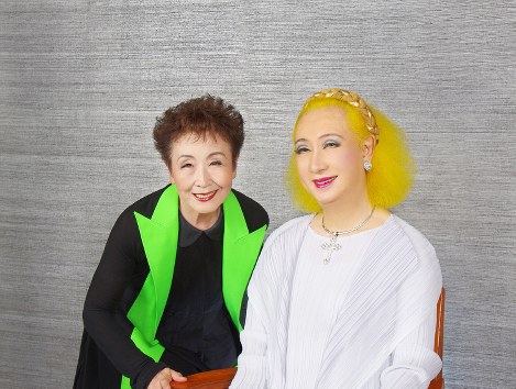 加藤登紀子さん（左）と美輪明宏さん＝東京都千代田区の毎日新聞本社で２０１７年８月８日、外部カメラマン・御堂乗義さん撮影