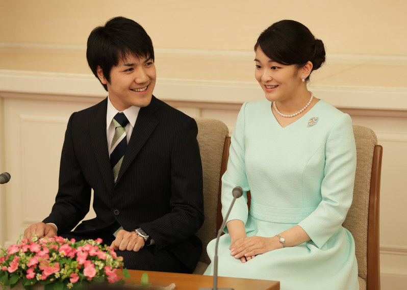 婚約が内定し、記者会見される秋篠宮家の長女眞子さまと小室圭さん=東京・元赤坂の赤坂東邸で2017年9月3日午後3時7分(代表撮影)